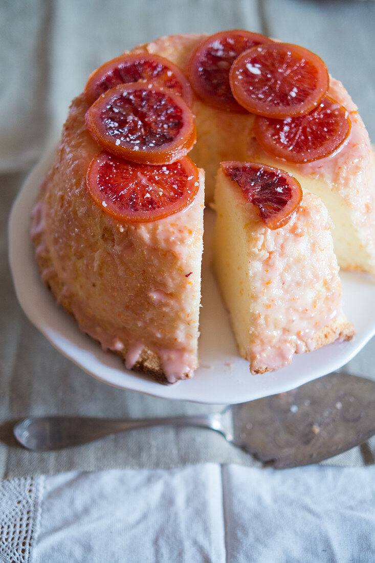 Angel food cake with blood oranges (USA)