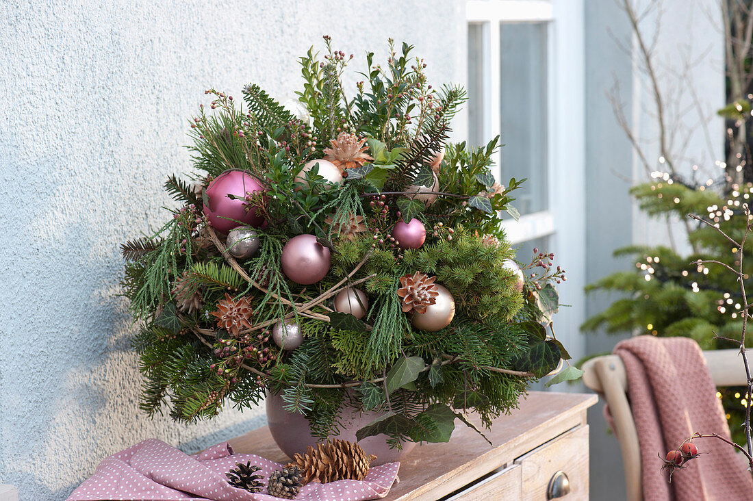 Weihnachtsstrauß mit gemischten Zweigen und Christbaumkugeln
