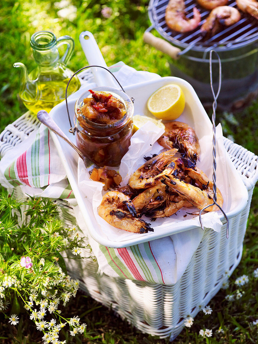 Grünes Papaya-Relish mit gegrillten Garnelen