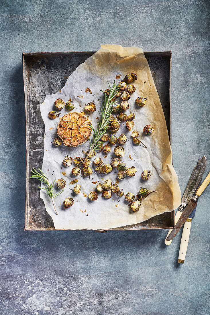 Gebratener Rosenkohl mit Knoblauch und Rosmarin