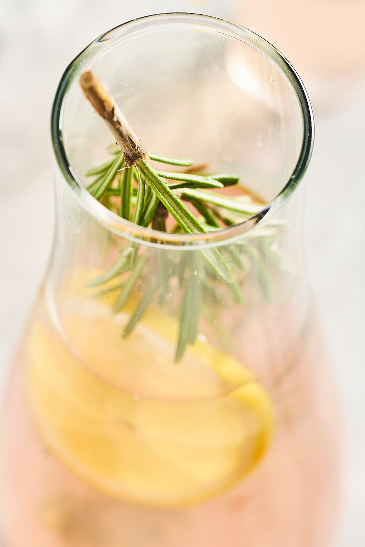 Rosa Limonade mit Zitrone und Rosmarin