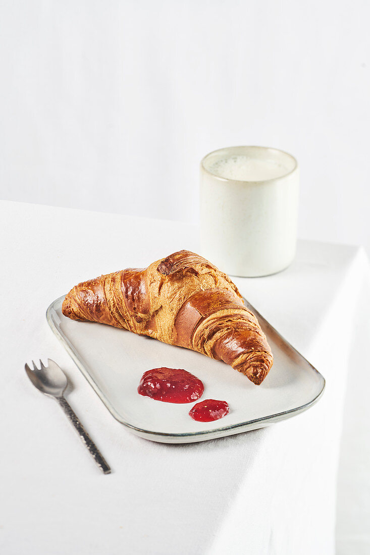 Croissant mit Marmelade