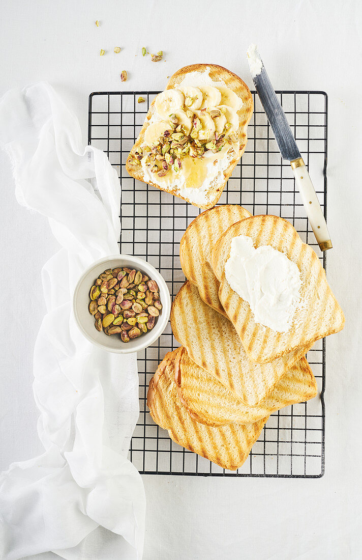 Toast with ricotta, pistachios and banana