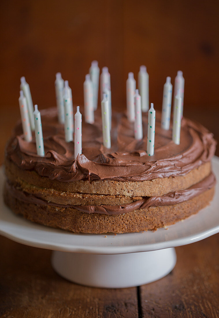 Schokoladenkuchen mit Kerzen zum Geburtstag