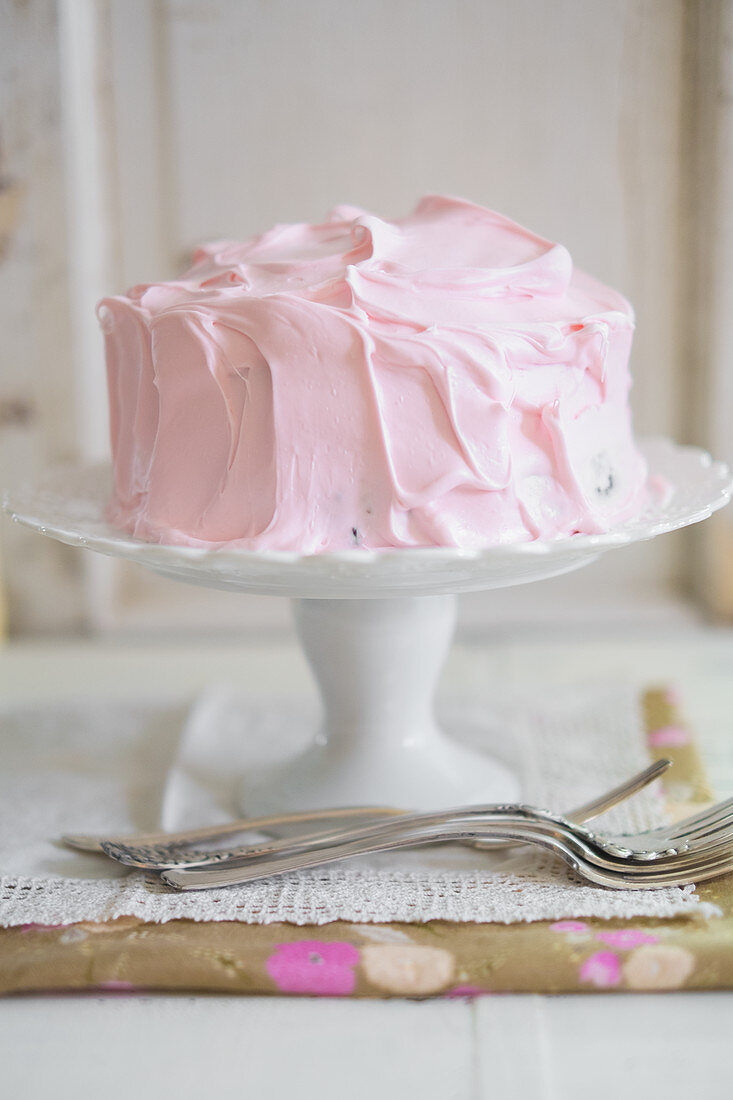 Schokoladenkuchen mit rosa Frosting