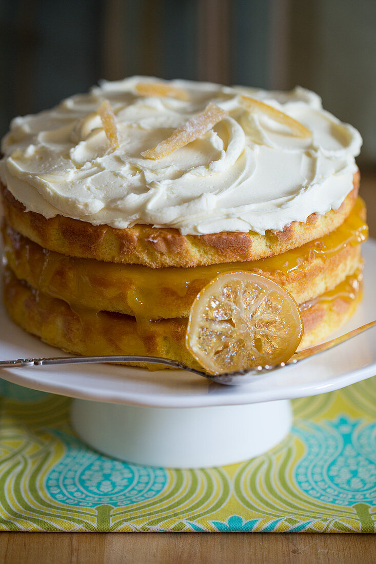 Zitronenkuchen mit Lemon Curd und kandierten Zitronen