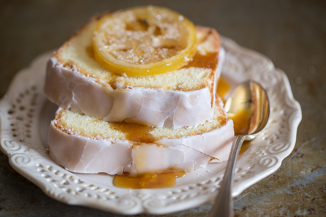 Zitronen-Kastenkuchen mit Zuckerguss und kandierten Zitronen