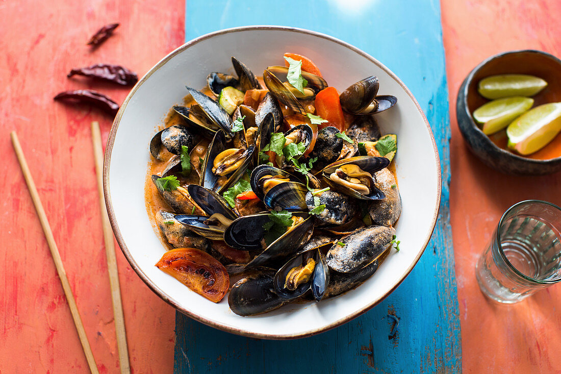 Thai curry with mussels and tomatoes