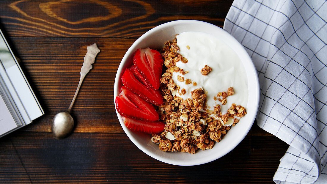 Müsli mit knusprigen Haferflocken, Joghurt und Erdbeeren