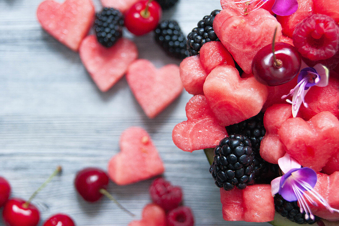 Wassermelonenherzen, Kirschen, Himbeeren und Brombeeren