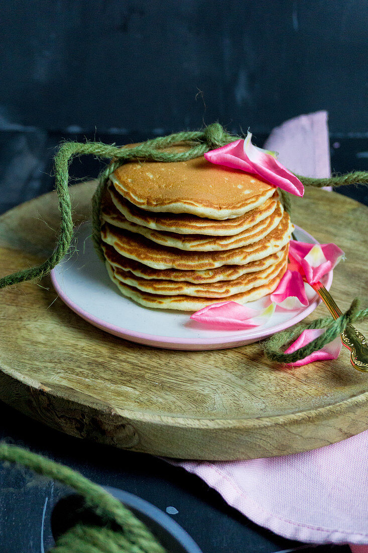 Klassische Pancakes mit Rosenblättern