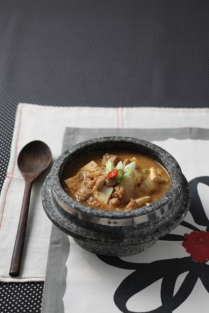 Doenjang-jjigae (Suppe fermentierter Sojabohnenpaste, Korea)