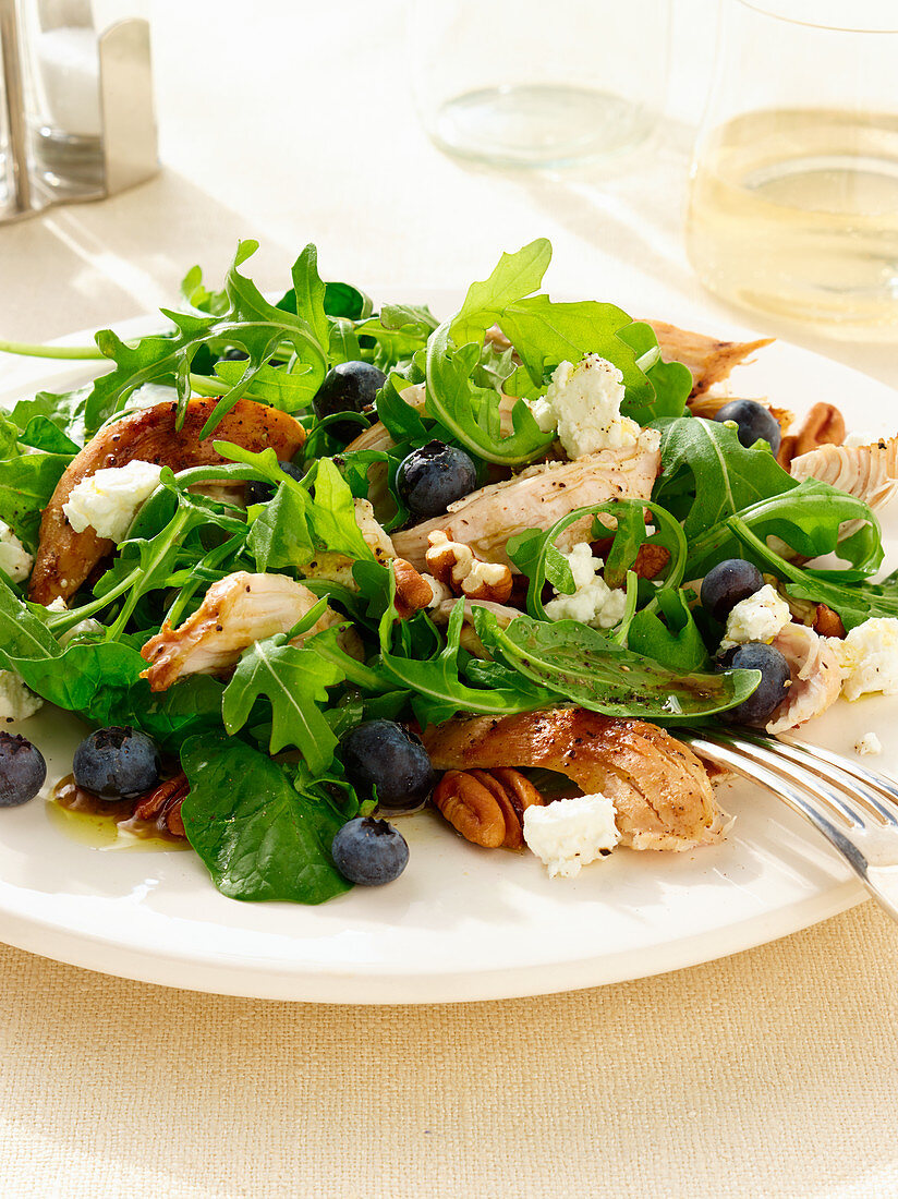 Blaubeer-Hähnchen-Salat mit Rucola