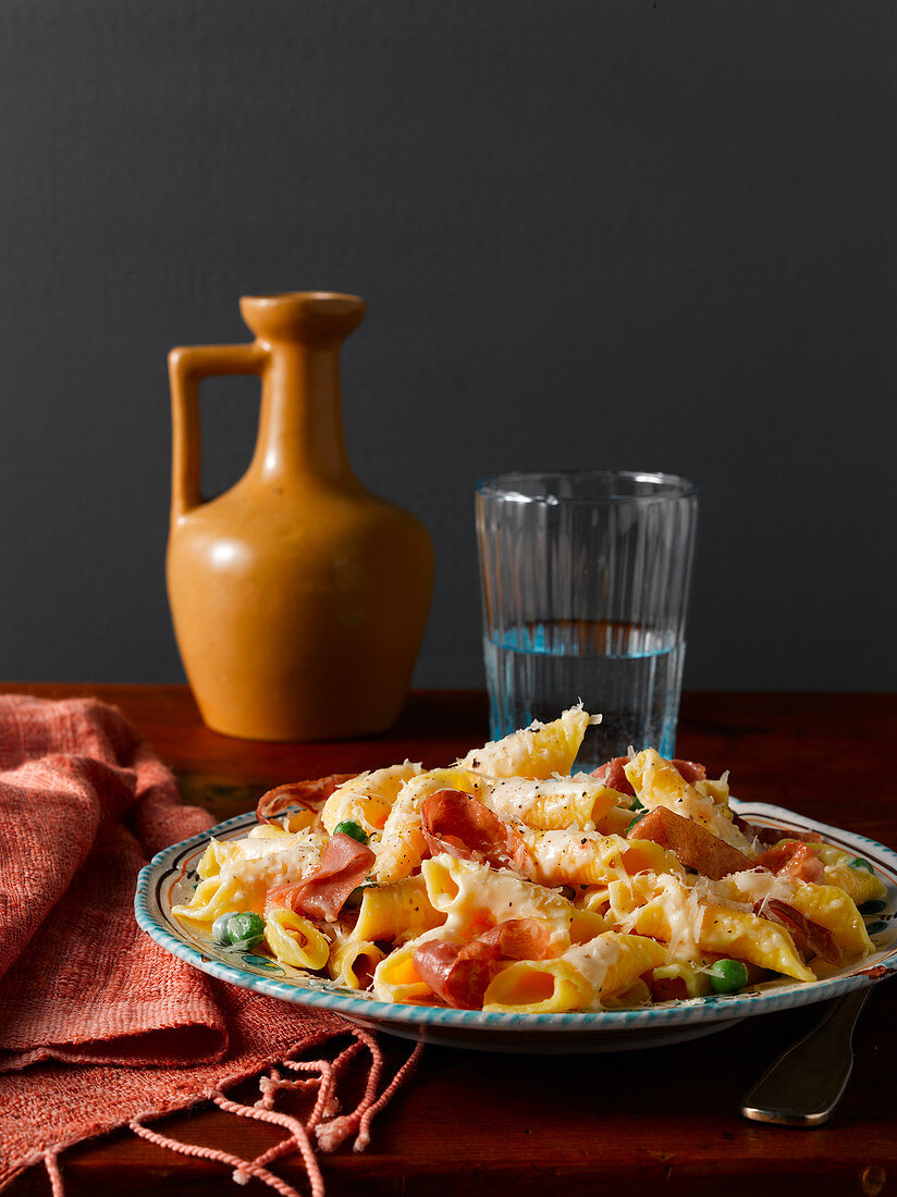 Pasta mit Prosciutto und Käse