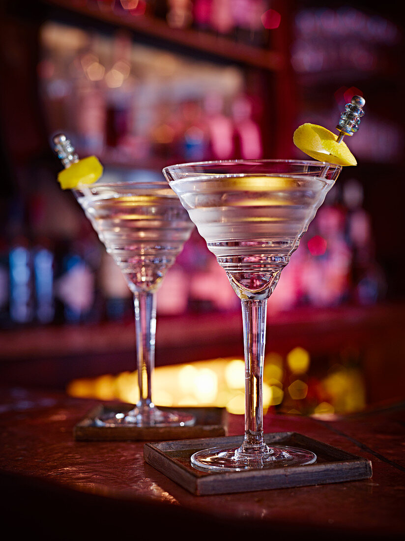 Zwei Martinis mit Zitronenschale in einer Bar