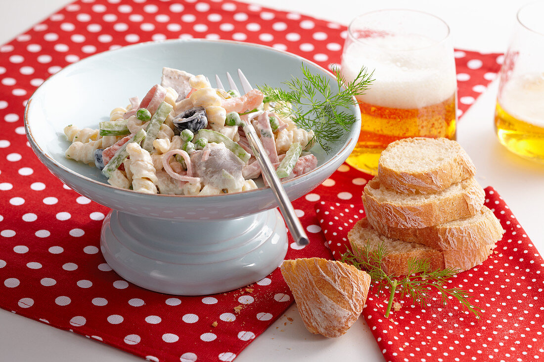 Pikanter Matjes-Nudel-Salat und Baguettescheiben