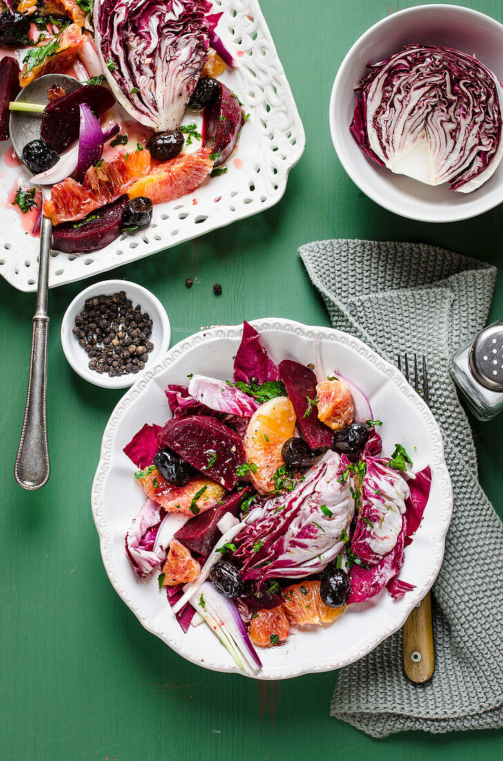 Roter Salat mit Rote-Bete, Radicchio, Blutorangen und Oliven (Aufsicht)