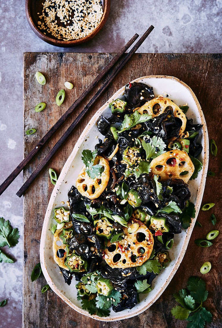 Lotuswurzelsalat mit Judasohren, Okra, Koriander und Sesam (Asien)