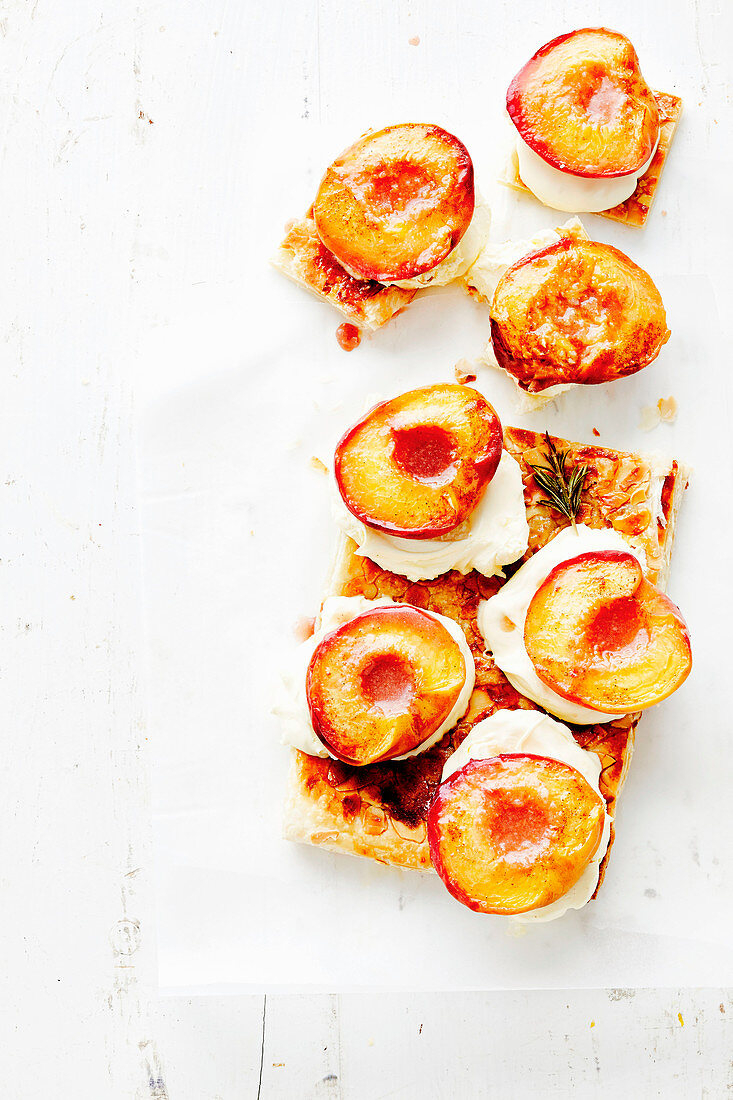 Puff pastry with grilled peaches and double cream
