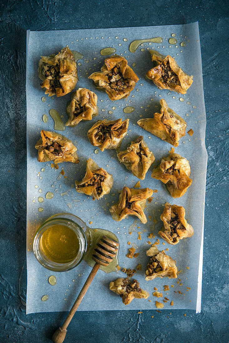 Baklava mit Walnüssen und Pekannüssen, mit Honig beträufelt