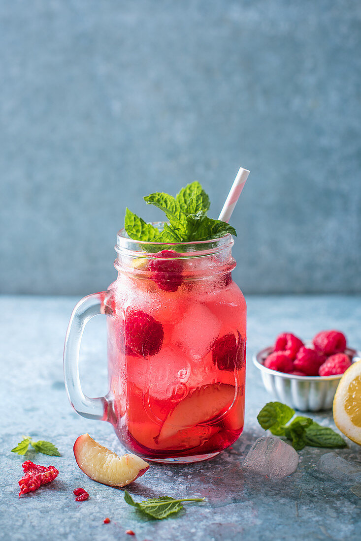 Raspberry and peach iced tea with mint and ice