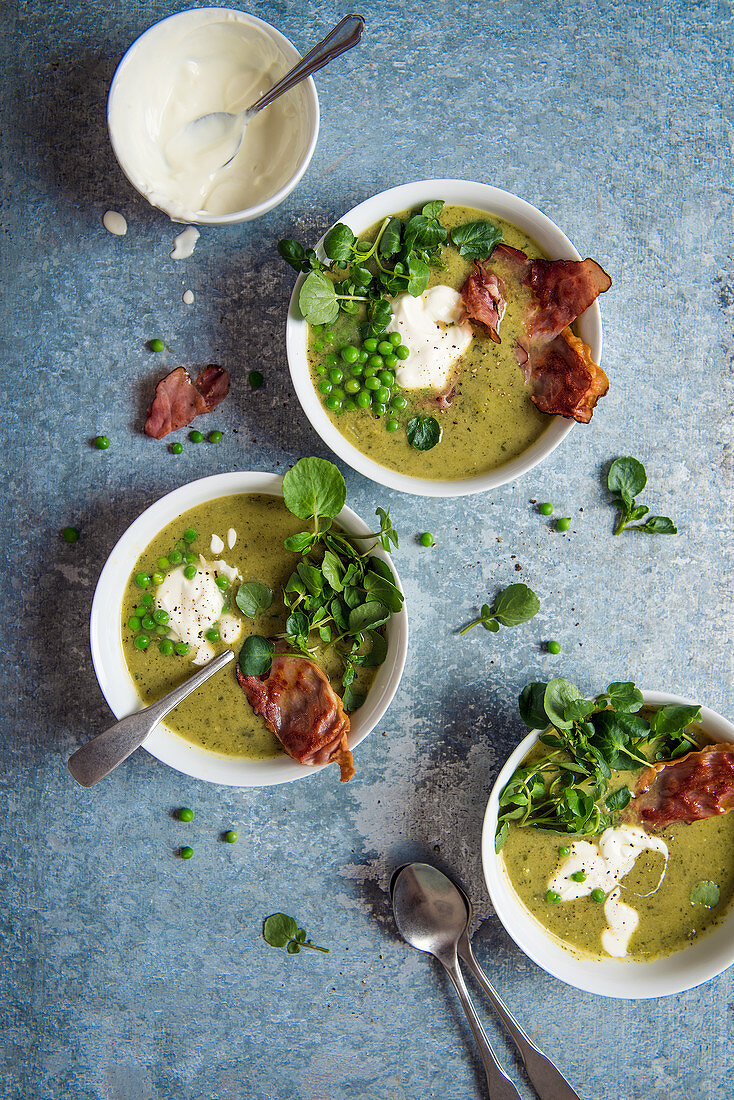 Erbsen-Brunnenkresse-Suppe mit knusprig gebratenem Schinken und Sahne