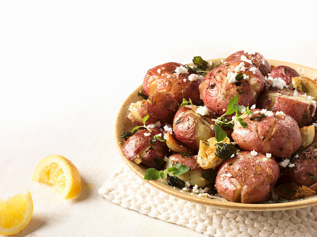 Kartoffelsalat mit Feta und Kräutern