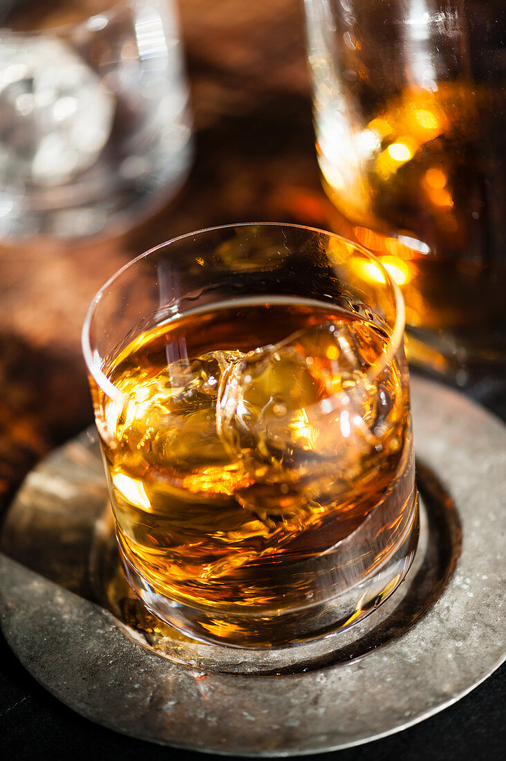 Ein Glas Whiskey mit Eis