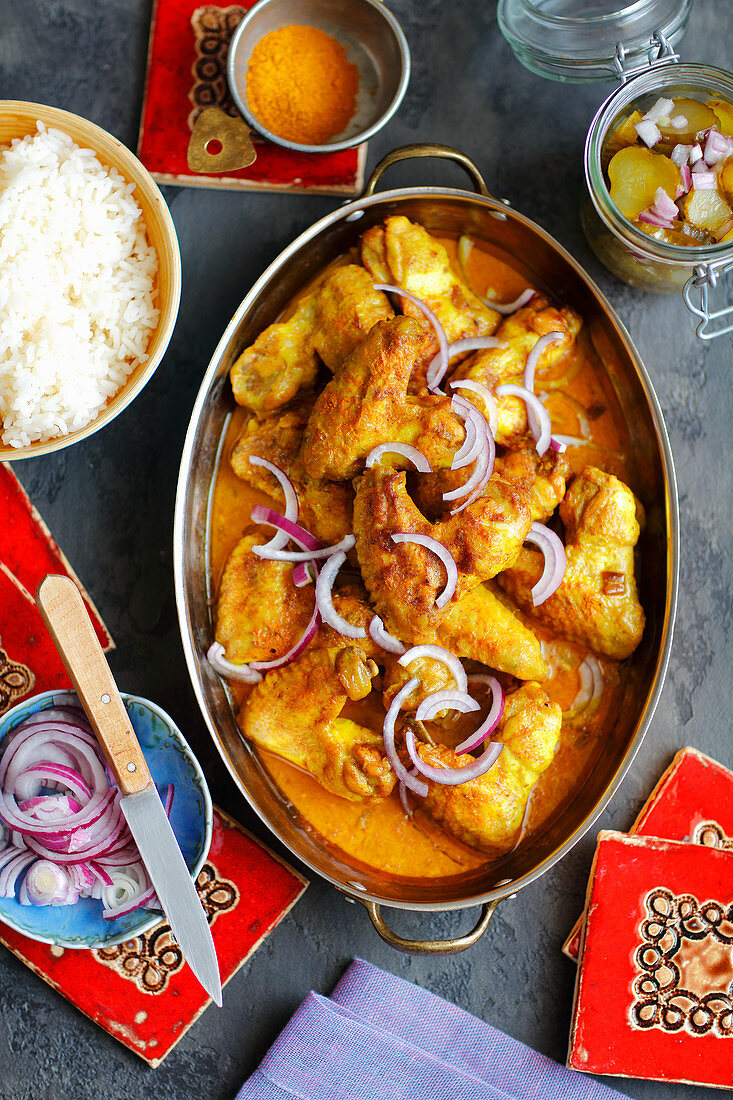 Hähnchenflügel in Currysauce mit Reis (Indien)