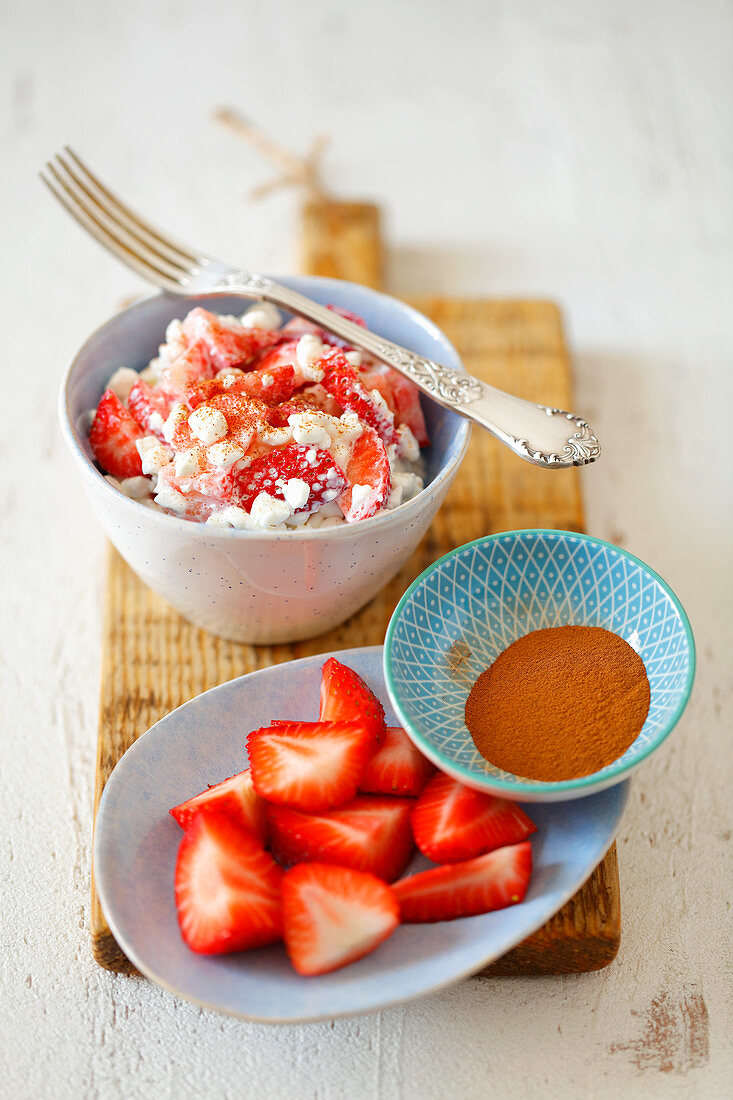 Quark mit Erdbeeren und Zimt