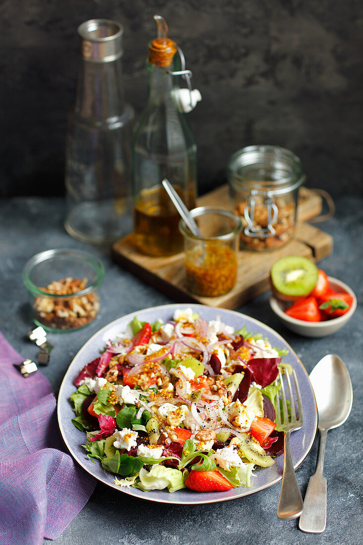 Salat mit Feta, Kiwi und Erdbeeren