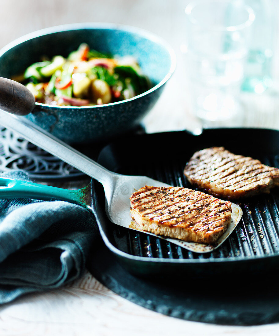 Gegrillte Schweinesteaks mit Fünf-Gewürz-Pulver (China)