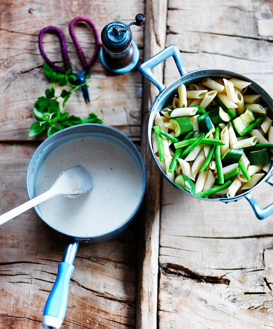 Penne with zucchini, green beans and cream sauce