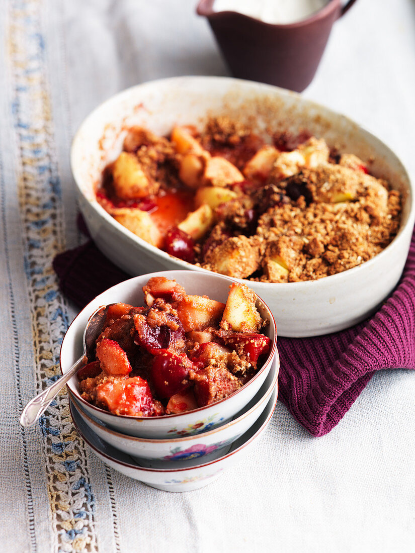 Crumble with pears and berries