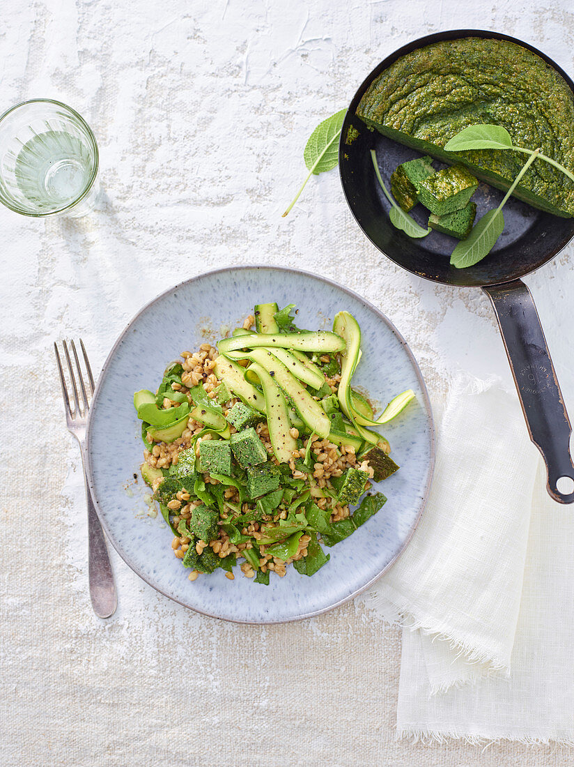 Einkornsalat mit gebratenem Gemüse und Kräuteromelett-Würfeln