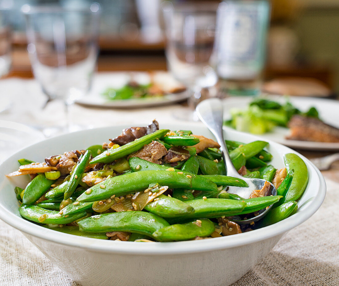 Mangetoute with mushrooms and sesame