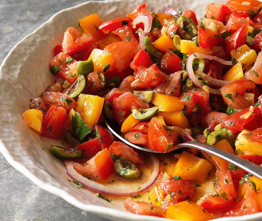 Tomatensalat mit Paprika, Oliven und roten Zwiebeln (Nahaufnahme)