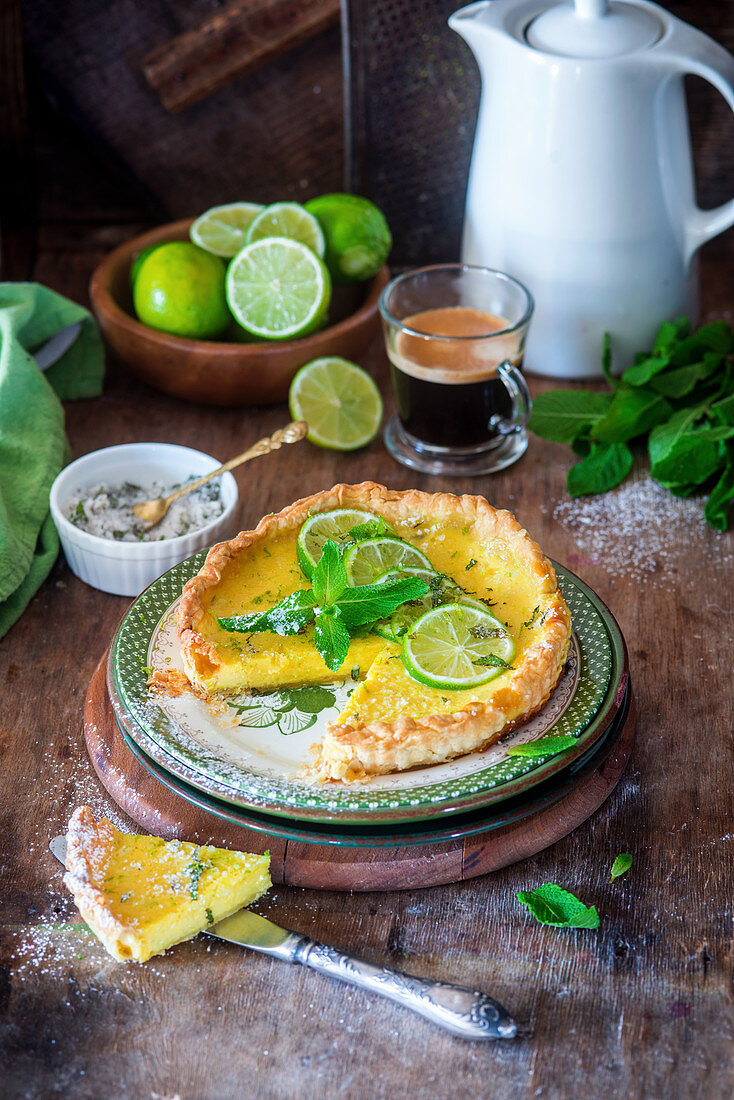 Limettenpie mit Minze, angeschnitten