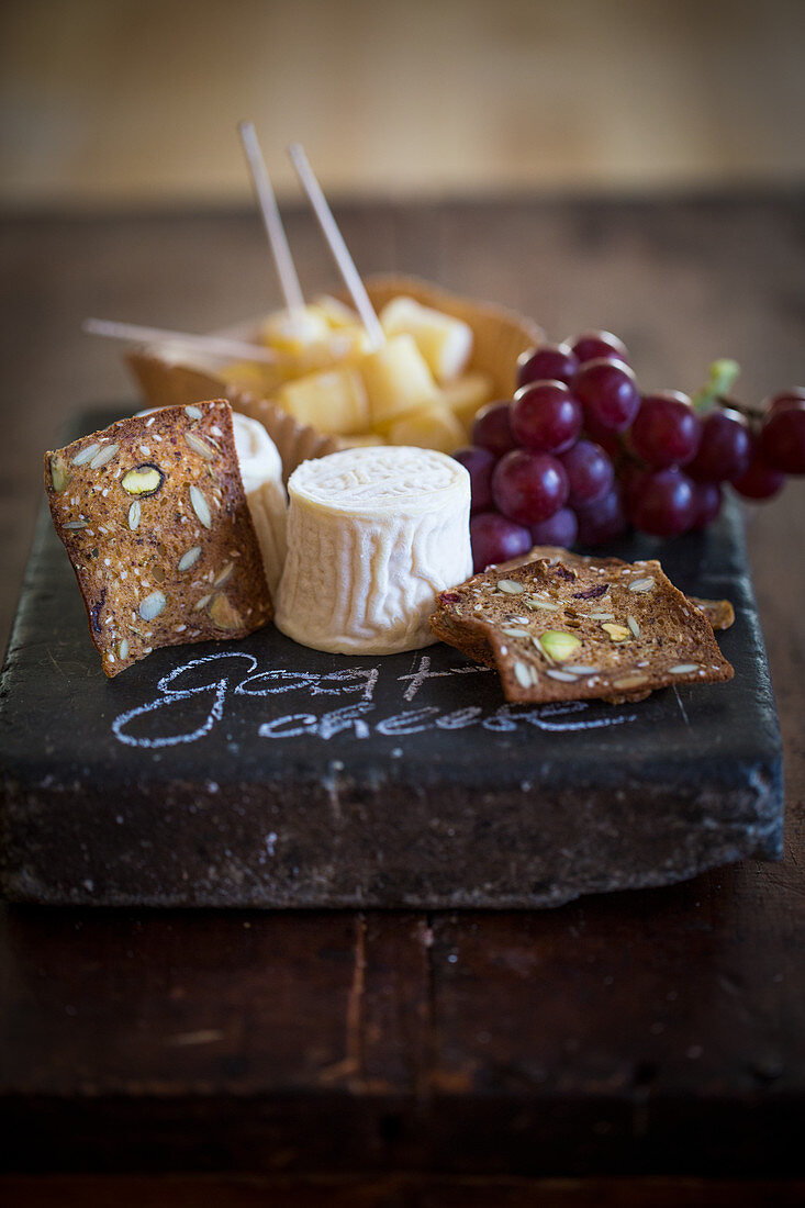 Goat's cheese with wholemeal bread and grapes