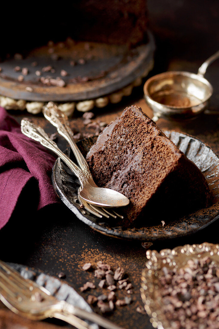 Ein Stück glutenfreier Schokoladenkuchen auf Teller (Nahaufnahme)