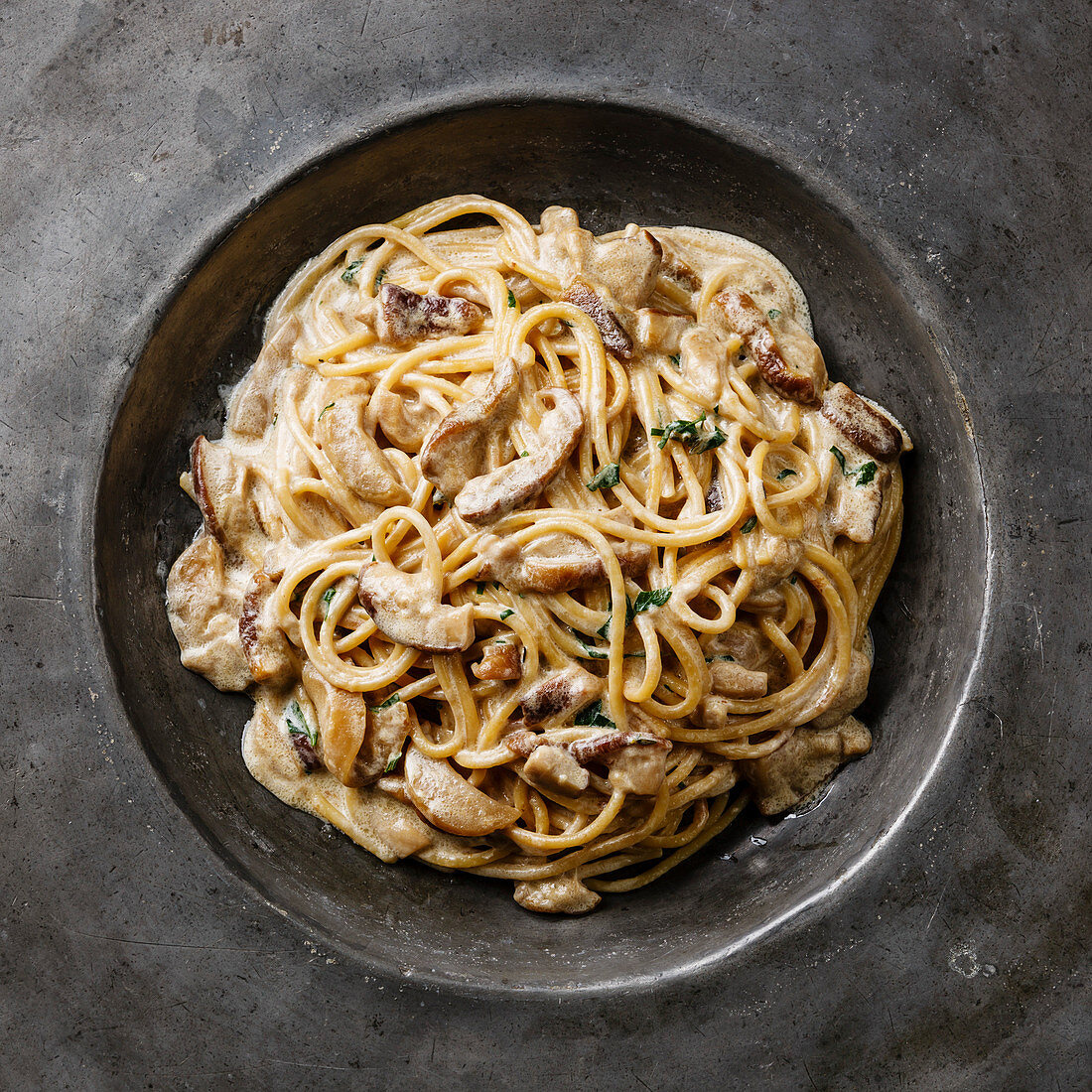 Spaghetti mit Porcinipilzen (Aufsicht, Nahaufnahme)