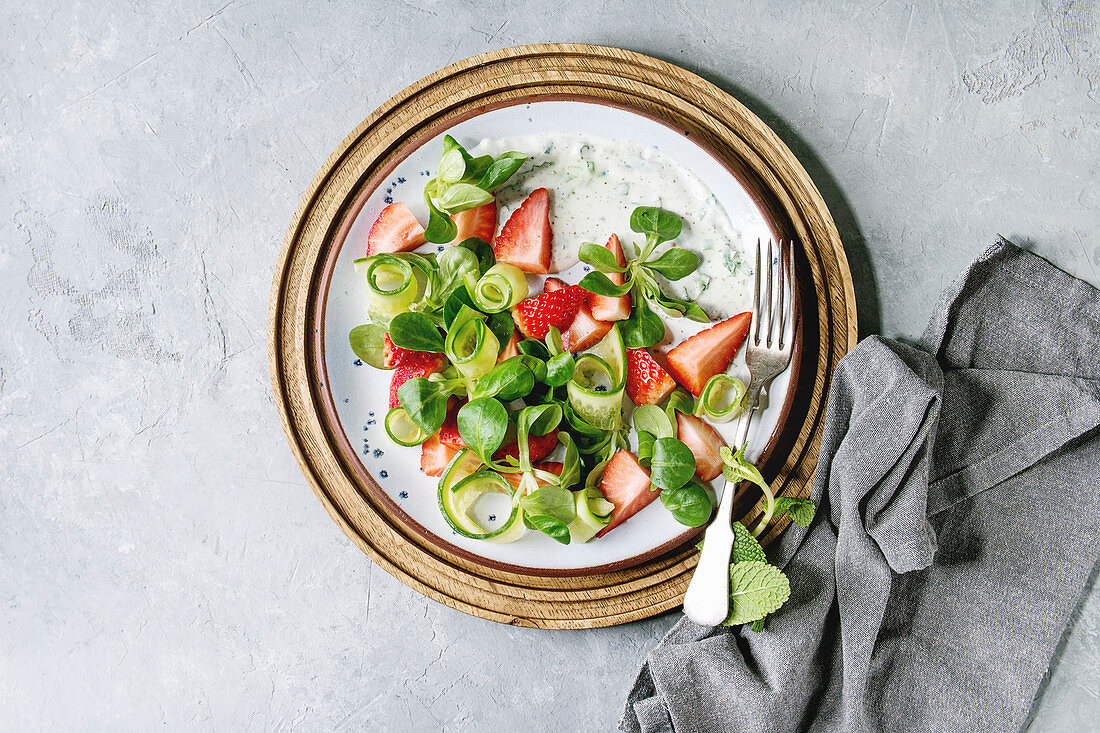 Sommerlicher Feldsalat mit Erdbeeren, Gurke und Jogurtsauce (kalorienarm)