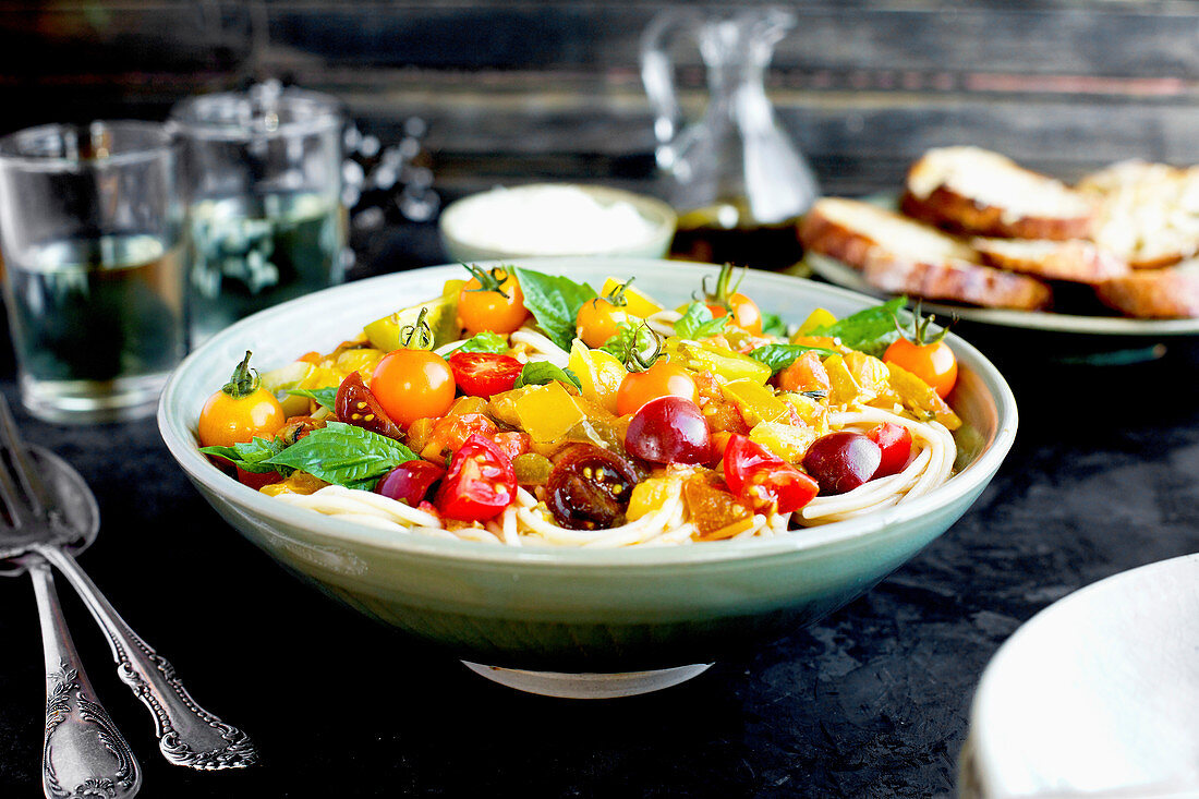 Spaghetti mit Tomaten-Weinsauce serviert mit Käsebaguette (Nahaufnahme)