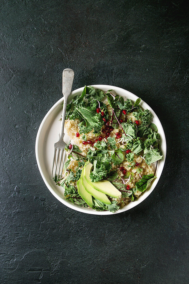 Veganer Quinoasalat mit Grünkohl, Rote-Bete-Blättern, Avocado und Granatapfel