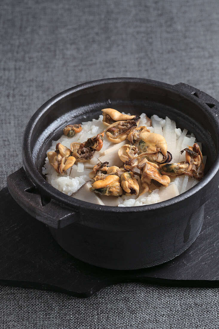 Reis mit Muscheln, Pilzen und Rettich (Korea)