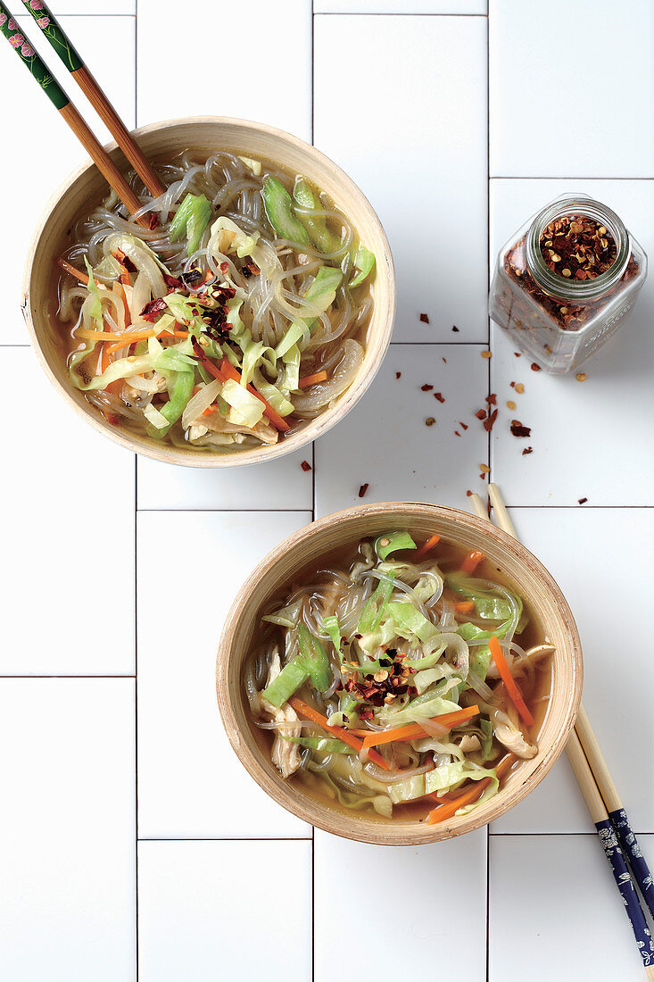 Asiatische Suppe mit Glasnudeln, Hähnchen und Weisskohl