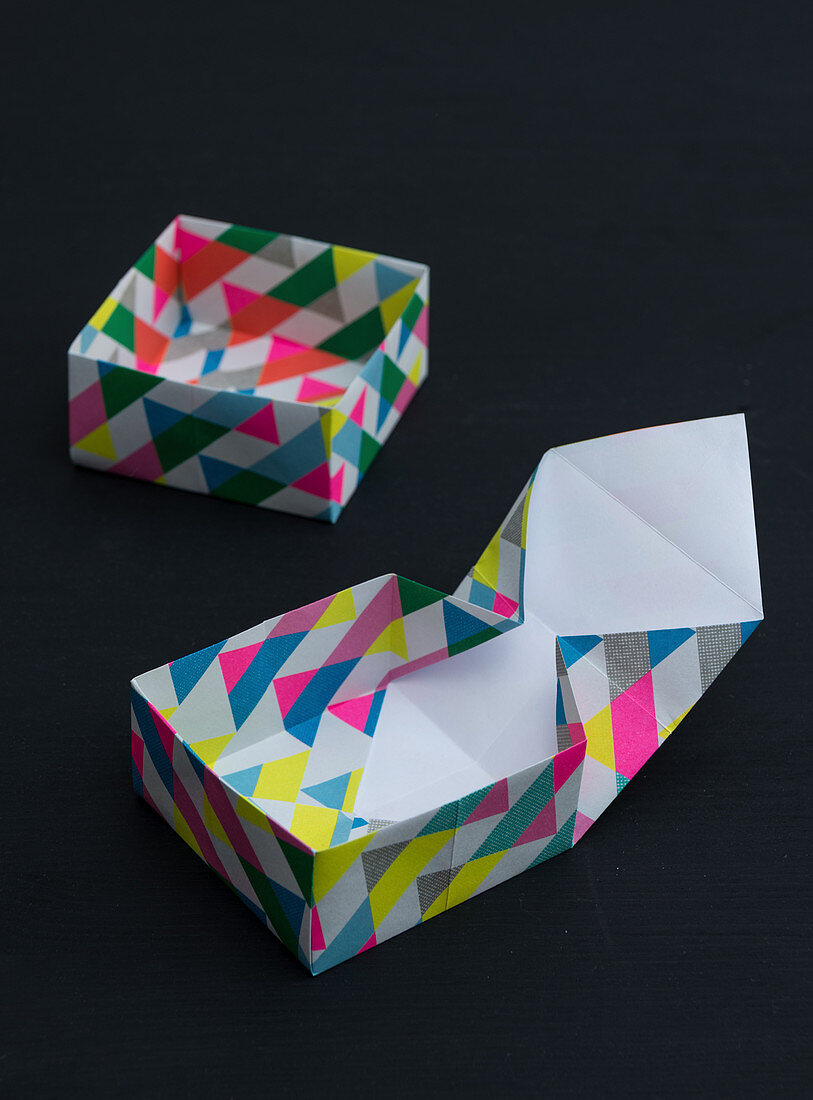 Quadratische Box aus Geschenkpapier