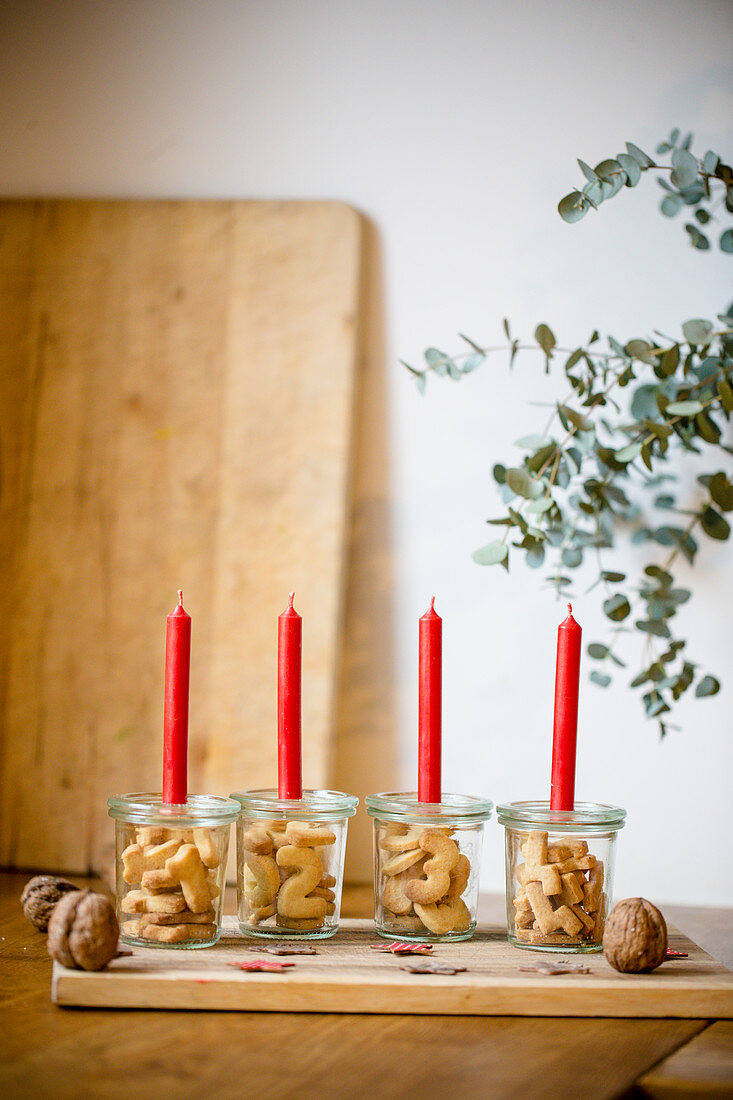 Alternativer Adventskranz mit gebackenen Zahlen im Weckglas