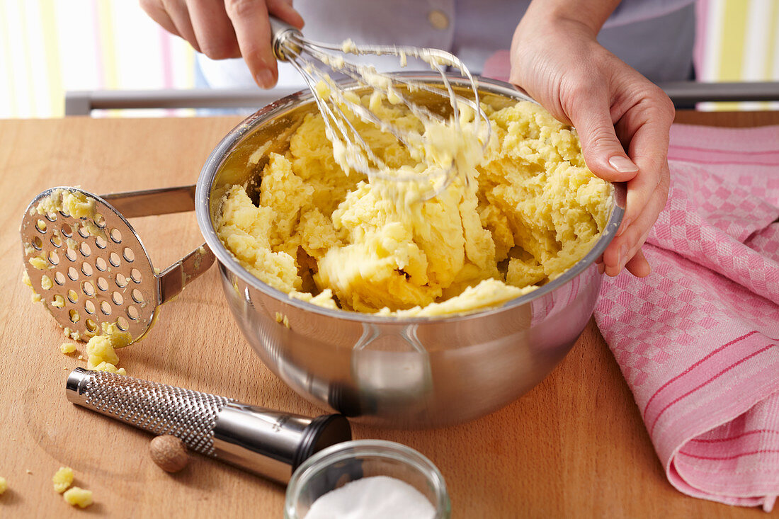 Kartoffelpüree mit Karotten-Erbsen-Gemüse zubereiten
