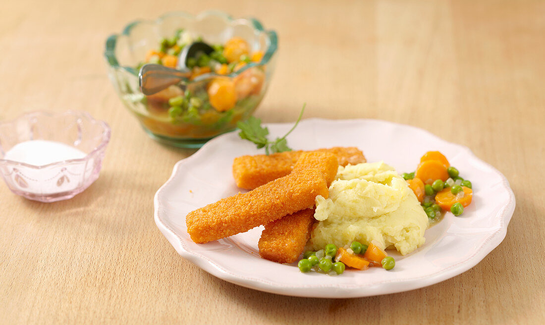 Fischstäbchen mit Kartoffelpüree und Karotten-Erbsen-Gemüse